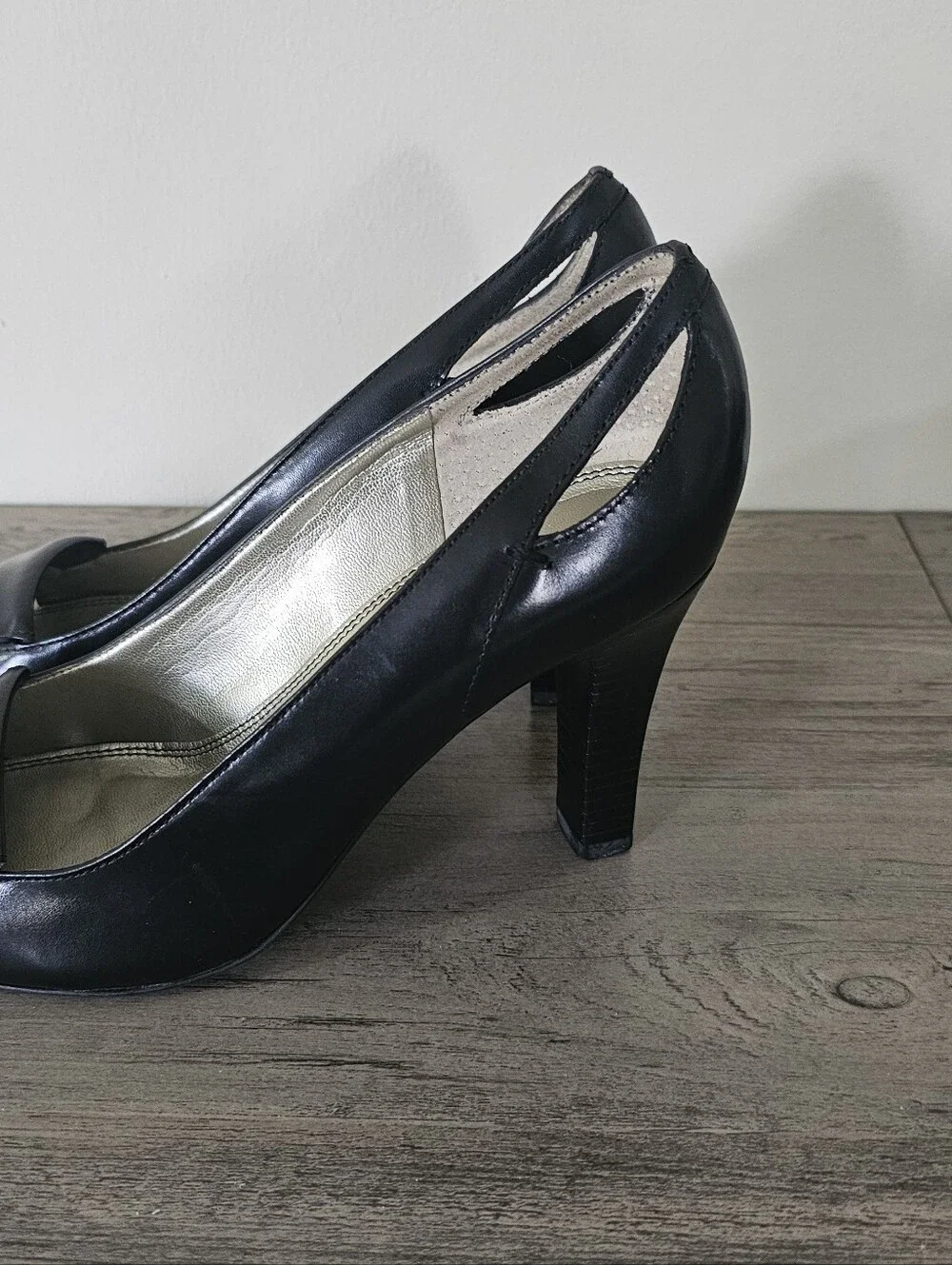 UNISA Black Leather Pointed Toe Mid Heel Pumps 9 1/2